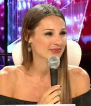 Pampita tentada por un canal de aire